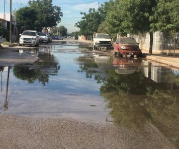 Enorme fuga de agua deja sin presión a vecinos del Fraccionamiento Nueva Castilla