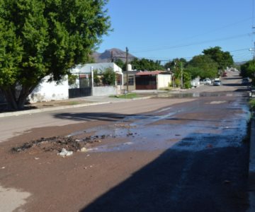 Vecinos de Guaymas llevan más de un año con problemas de basura, pavimento y drenaje en las calles