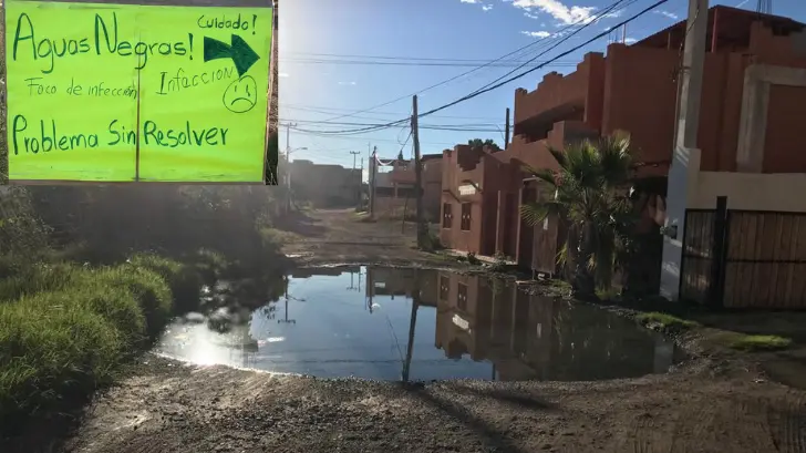 Con una cara triste, advierten guaymenses sobre una fuga de agua