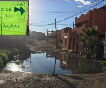 Con una cara triste, advierten guaymenses sobre una fuga de agua