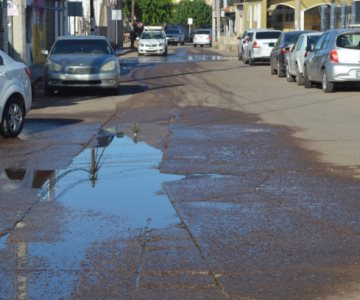 Arreglan una fuga de agua potable y en su lugar dejan una de aguas negras en Guaymas