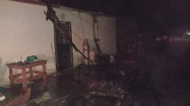 Se durmió sin apagar una hornilla de leña y su casa se prendió en llamas