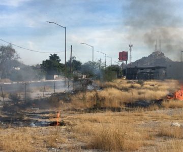 Trabajadores de una gasolinera logran contener incendio de maleza