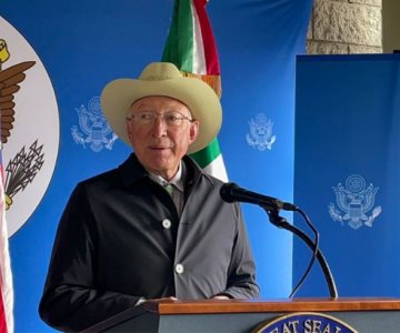 México y EU trabajan contra tráfico de armas: Ken Salazar