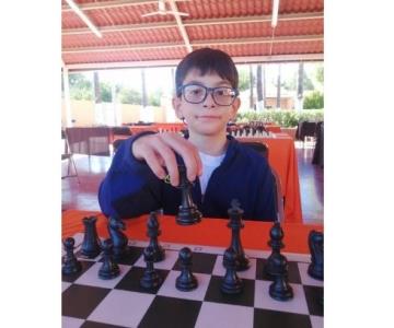 Mateo a sus 9 años es de los mejores jugadores de ajedrez en el país