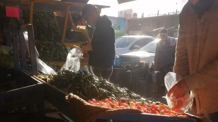 Comerciantes del mercado ofrecen precios directos de productor