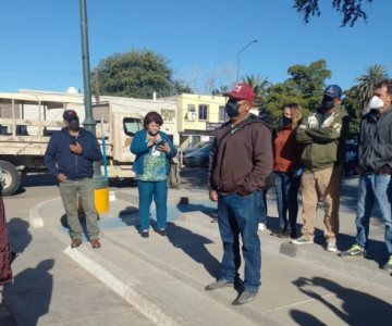 Jubilados y pensionados de Seguridad Pública exigen su aguinaldo en palacio de Huatabampo