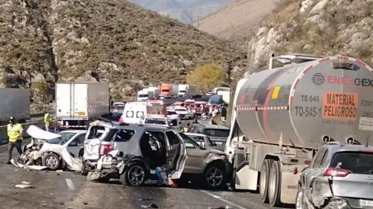 Tráiler se queda sin frenos e impacta a 16 autos; mueren 4