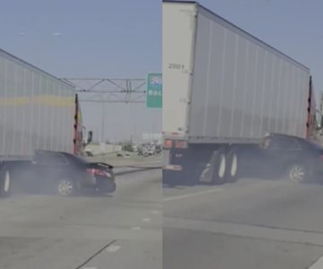 VIDEO | Vehículo queda atrapado debajo de un tráiler en movimiento en EU