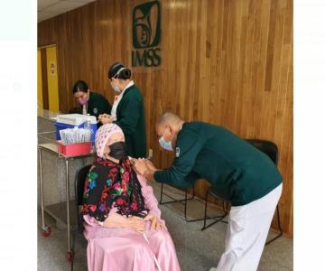 Reitera IMSS llamado a adultos mayores para tercera dosis