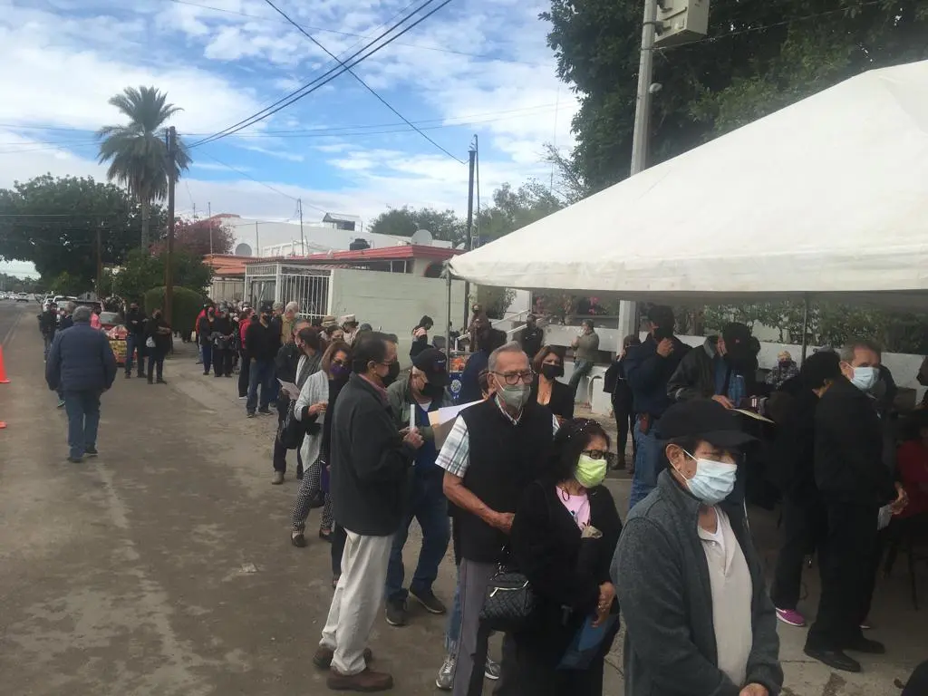Desorganización, confusión y lluvia; así se vivió el segundo día de vacunación para adultos mayores de Hillo