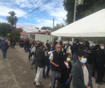 Desorganización, confusión y lluvia; así se vivió el segundo día de vacunación para adultos mayores de Hillo