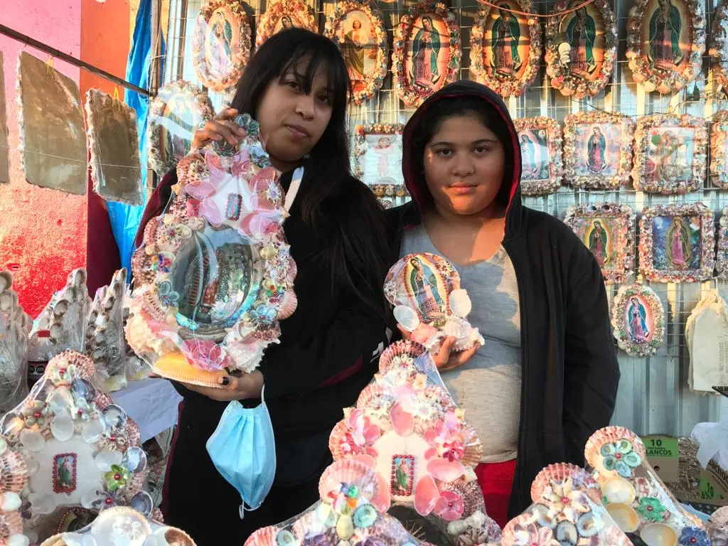 Familia Torres Méndez crea altares en conchas de abulón
