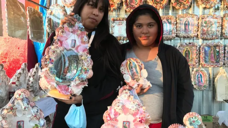 Familia Torres Méndez crea altares en conchas de abulón