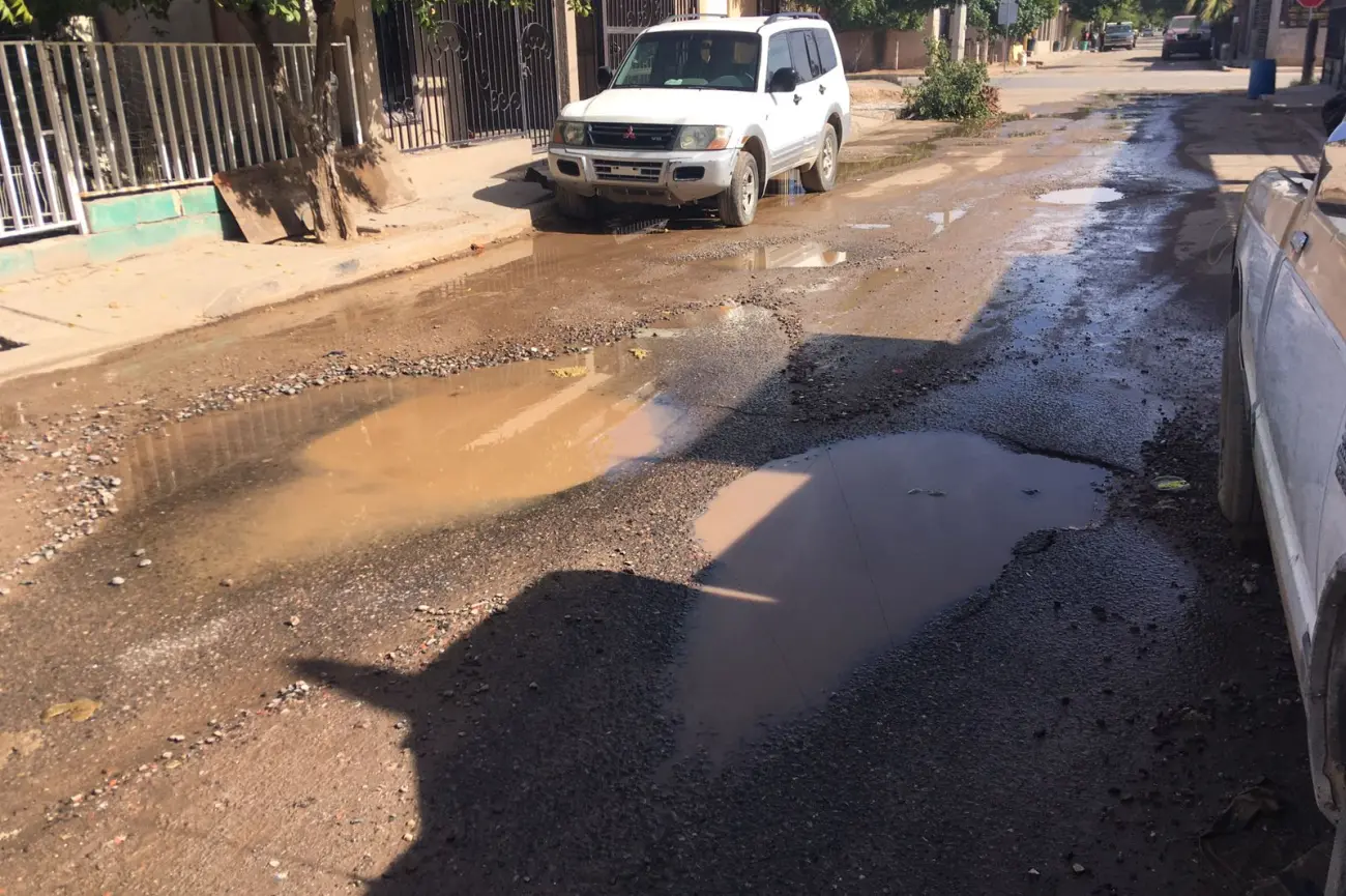 Aguas pestilentes que se extienden por varios metros afectan a los que viven sobre la Lázaro Mercado