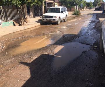 Aguas pestilentes que se extienden por varios metros afectan a los que viven sobre la Lázaro Mercado