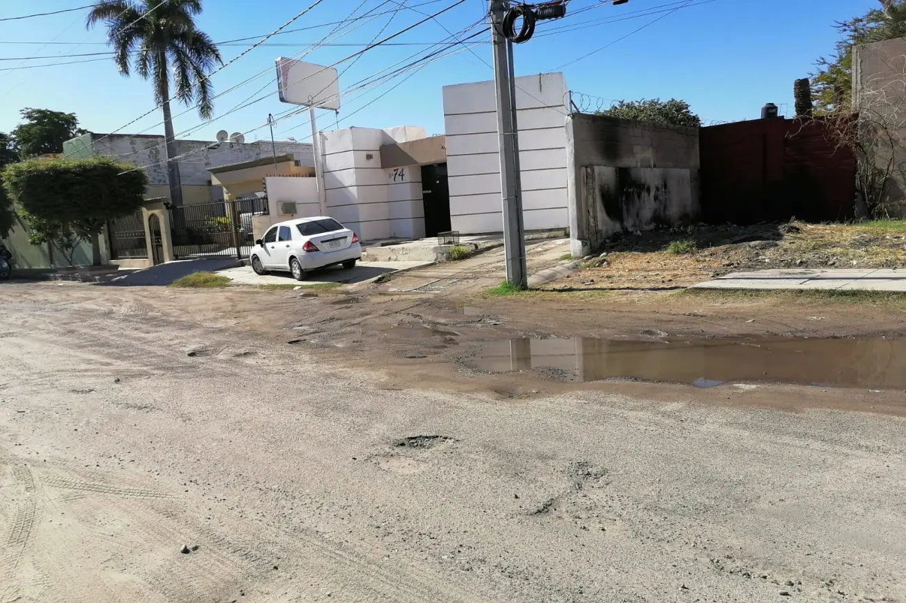Las fugas hacen hoyos y arreglan las fugas, pero no los baches que dejan”