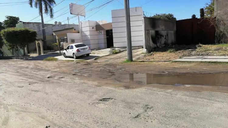 Las fugas hacen hoyos y arreglan las fugas, pero no los baches que dejan”
