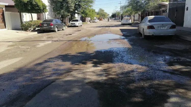 Esta fuga de agua tiene casi un año en la colonia Pimentel