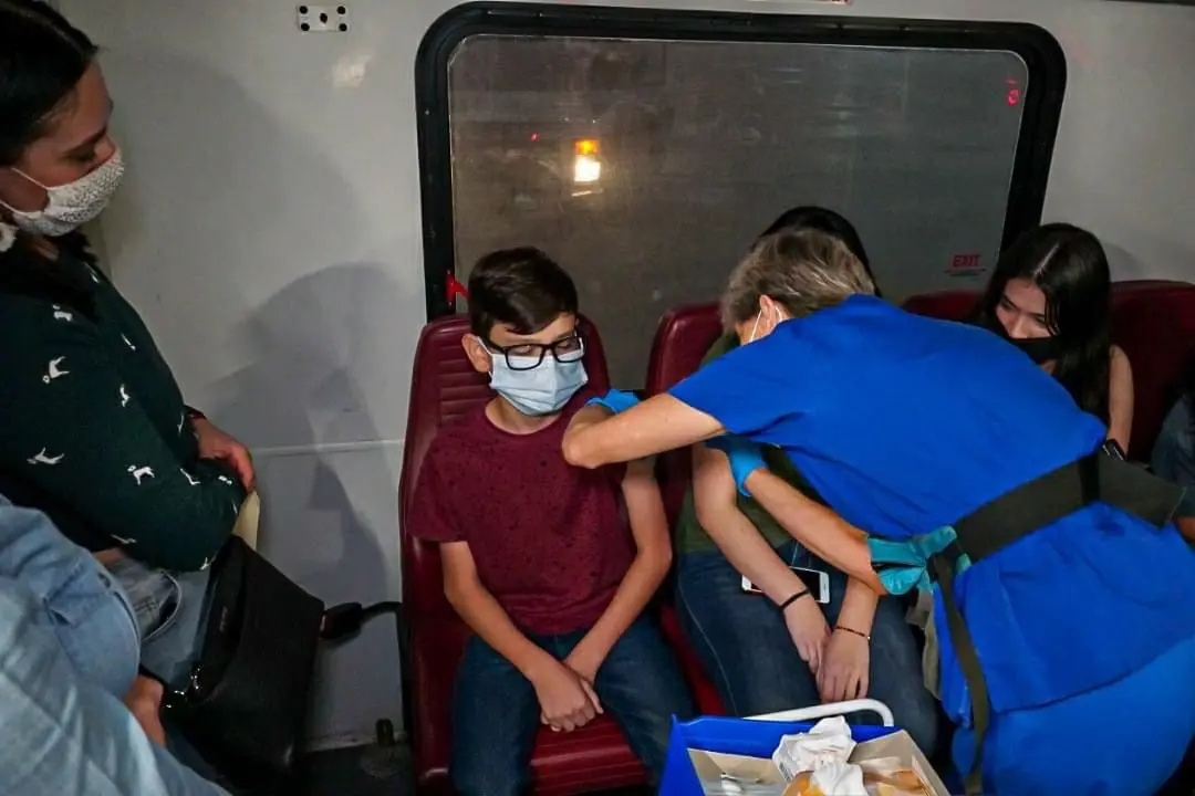 Jóvenes de 12 a 17 años deben registrarse para recibir vacuna antiCovid