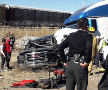 Por dar vuelta en lugar prohibido, las embiste tractocamión y sufren heridas graves