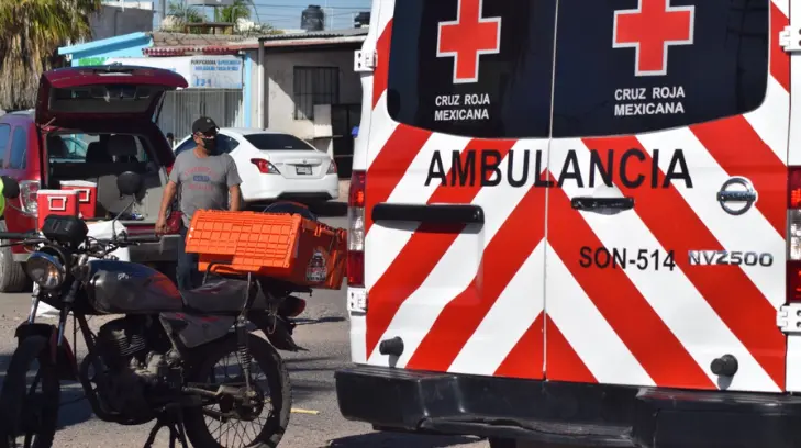 Se pasa el alto e impacta contra motociclista en colonia Altares