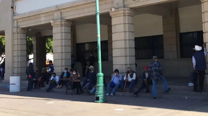 Cancelan apoyos y vales para jubilados; culpan a convenio firmado por Astiazarán
