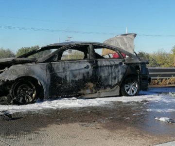 Pequeña chispa eléctrica inicia gran fuego y carboniza un vehículo