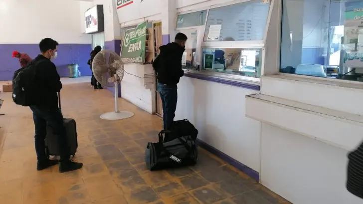 Viajeros abarrotan la Central de Autobuses de Navojoa