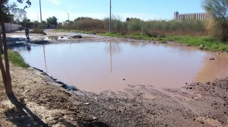 Con una fuga de más de un año, vecinos caminan entre charcos de aguas negras en Cajeme
