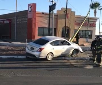 VIDEO | Choca vehículo contra un poste en Hermosillo