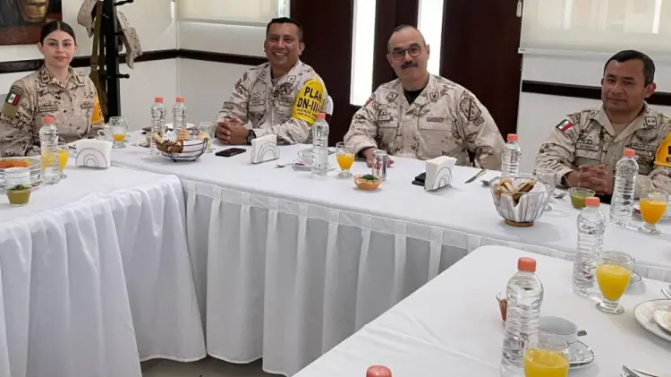 Militares ofrecen desayuno para periodistas en su día