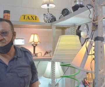Utiliza chatarra para fabricar sus obras de arte