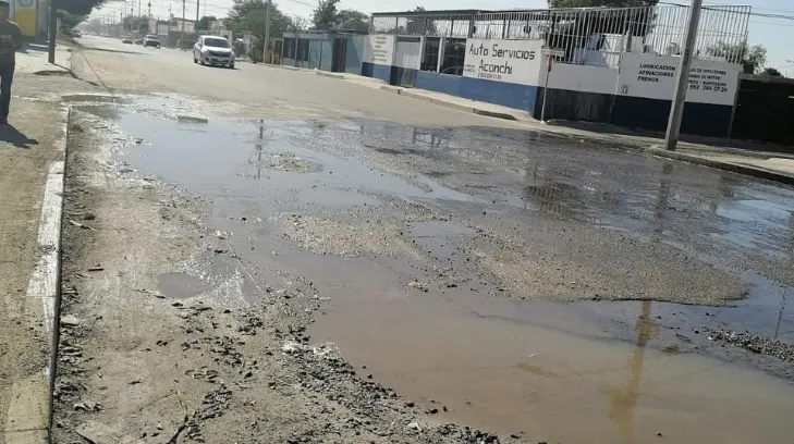 ¿A Hermosillo le sobra el agua? Fuga de más de 15 días desperdicia cientos de litros de agua potable