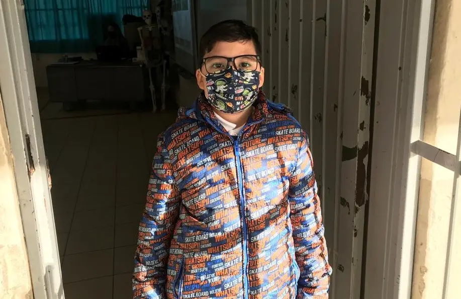 De la emoción, se le olvidó el lonche; Juan Pablo esperaba con ansias el regreso presencial a su escuela
