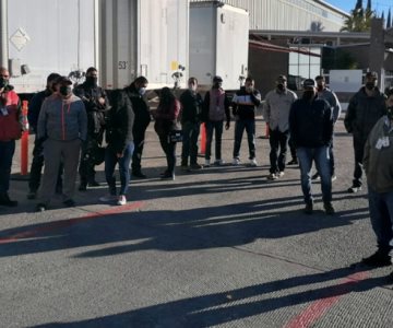 Empleados de maquiladora de Nogales se manifiestan
