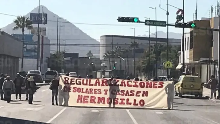 VIDEO | Manifestantes bloquean la calle Rosales; recomiendan usar vías alternas