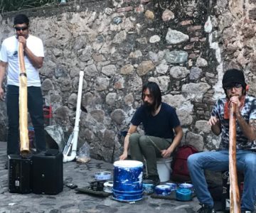 Músicos callejeros también llenaron las calles de alegría en este FAOT