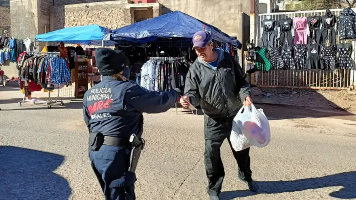 Recorren tianguis de Nogales para concientizar sobre el uso del cubrebocas