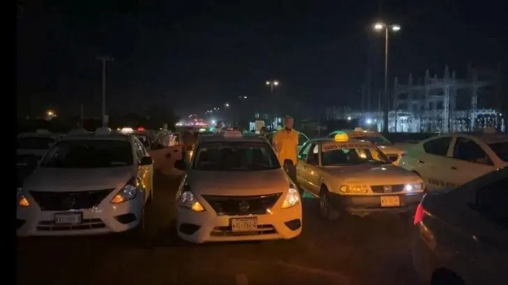 Taxistas bloquean salida norte de Guaymas