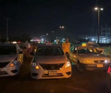 Taxistas bloquean salida norte de Guaymas