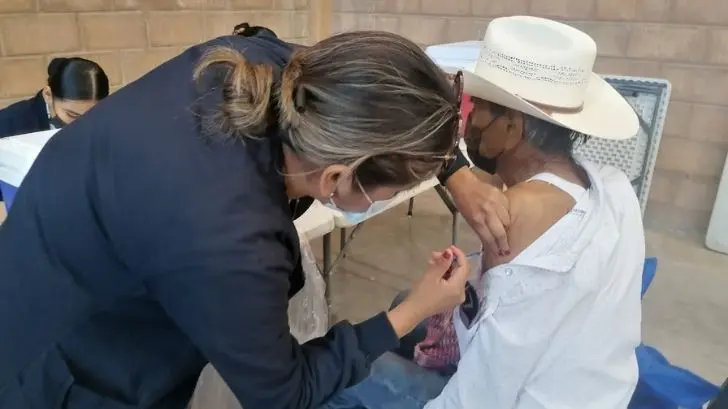 Arranca aplicación de la tercera dosis para mayores de 60 años en la Perla del Mayo