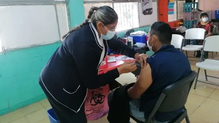 Aplican vacuna de refuerzo a personas mayores de 40 años en Navojoa
