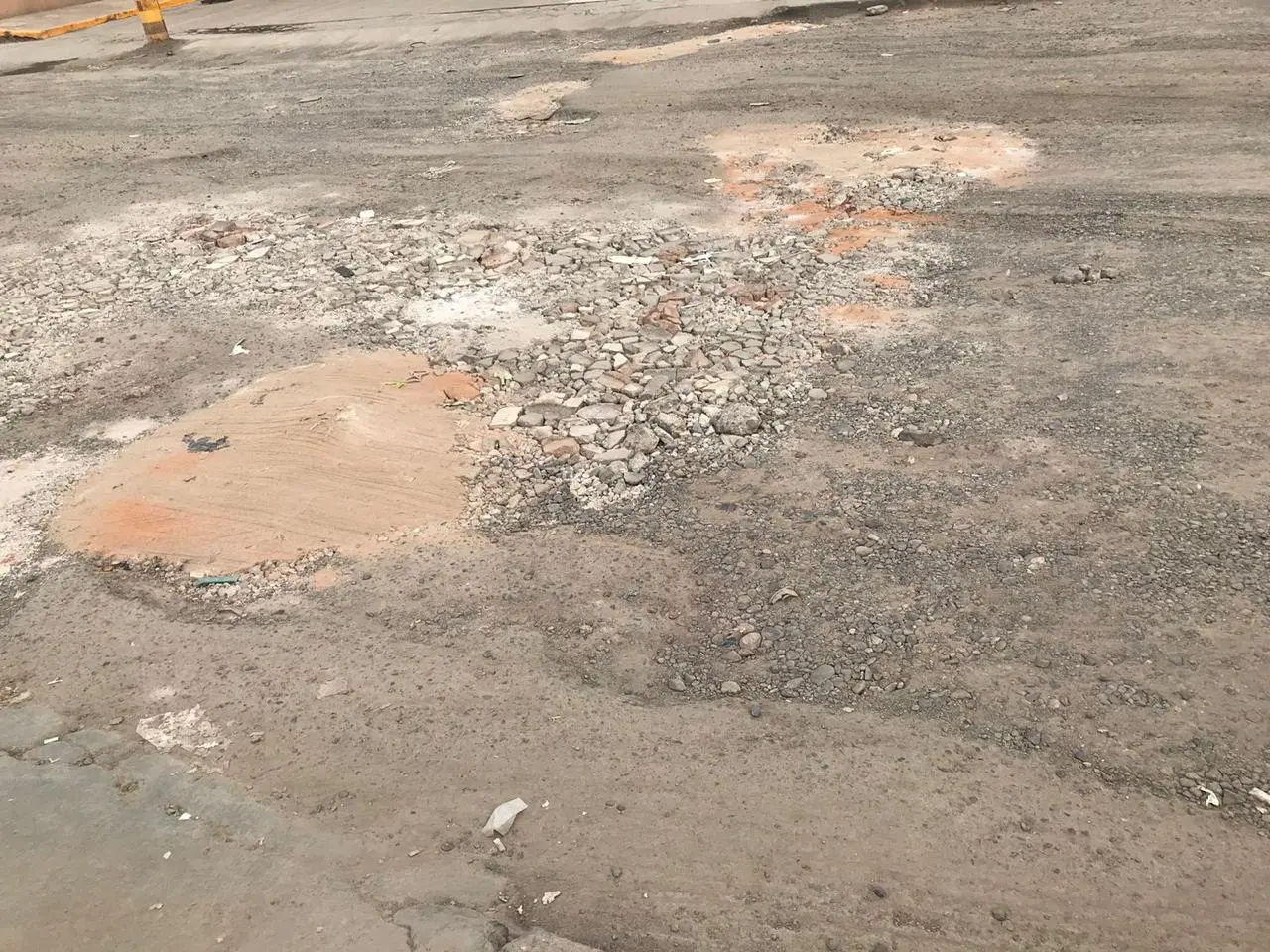 En cualquier época del año que pases la vas a ver destrozada; la República de Belice no aguanta un carro más