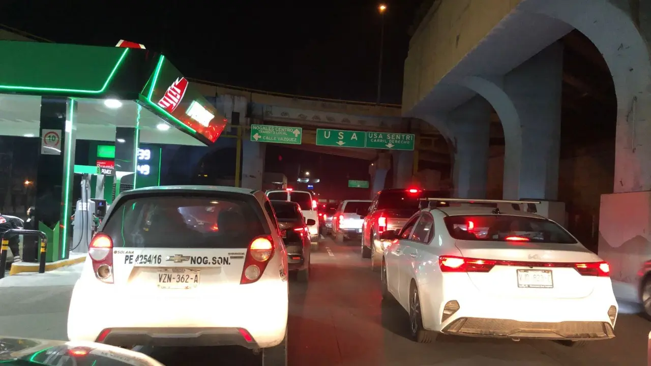 Hasta tres horas de fila esperan los paisas para cruzar este lunes en garitas de Nogales