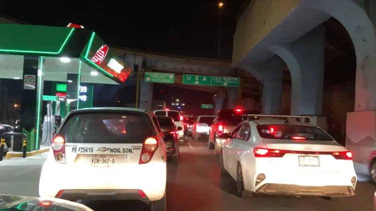 Hasta tres horas de fila esperan los paisas para cruzar este lunes en garitas de Nogales