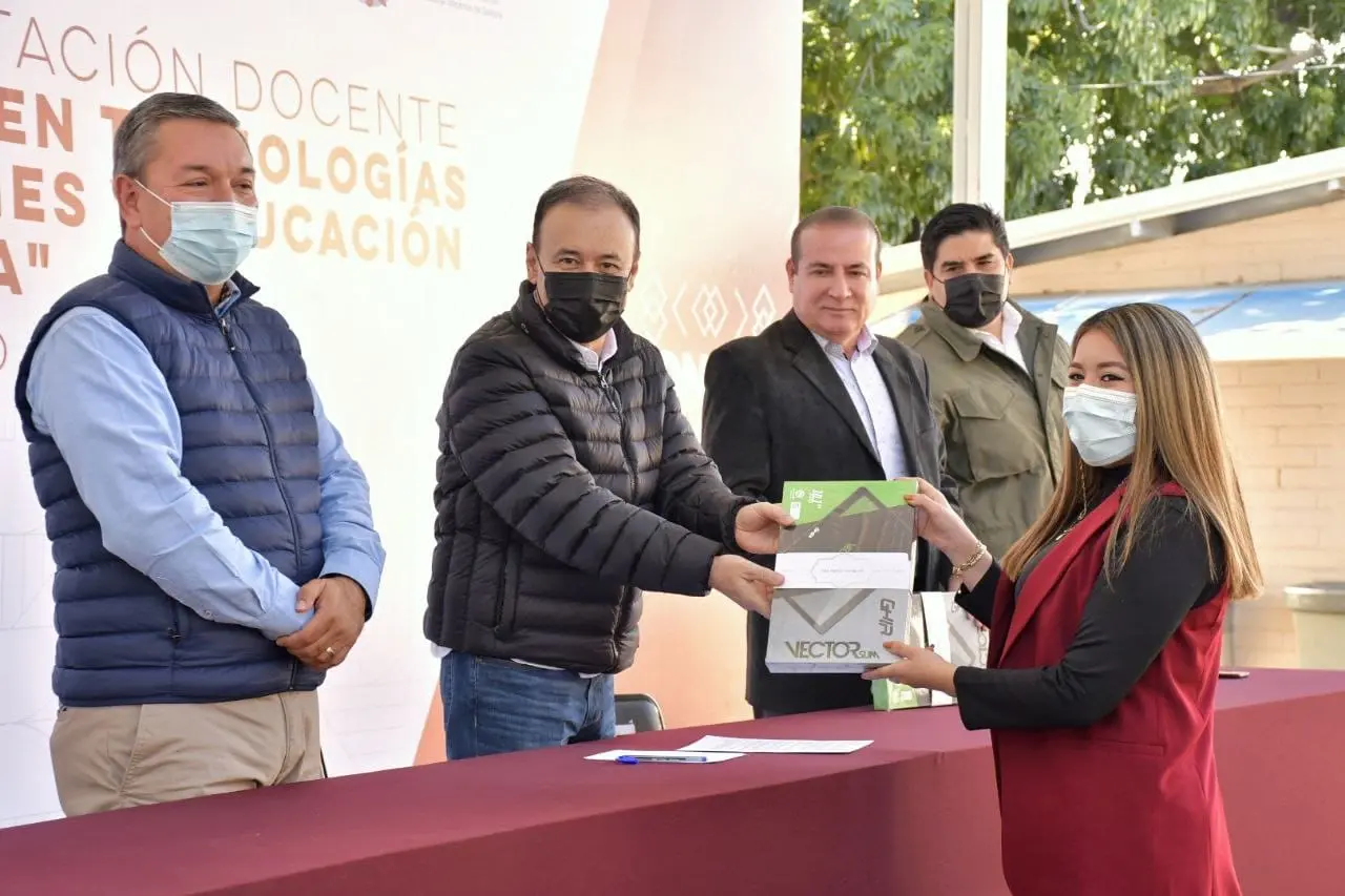 Entregan las primeras tablets a profesores del programa Liderazgo Escolar en Tecnologías Educativas