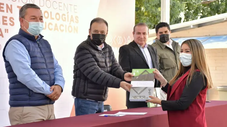 Entregan las primeras tablets a profesores del programa Liderazgo Escolar en Tecnologías Educativas