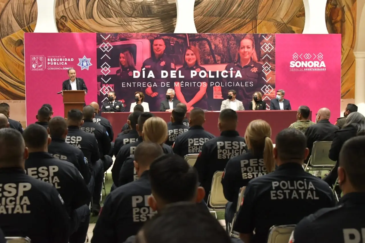 Entregan reconocimientos a policías en su día