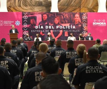 Entregan reconocimientos a policías en su día